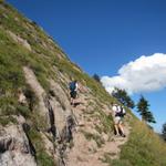 es geht nur steil aufwärts, teilweise exponiert. An gewissen Stellen ist der Bergweg rutschig