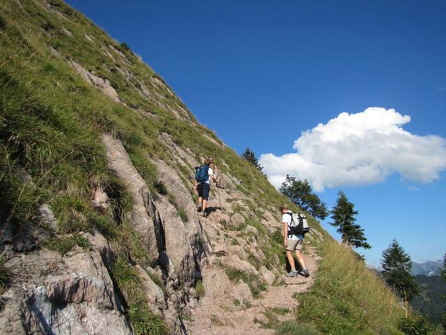 es geht nur steil aufwärts, teilweise exponiert. An gewissen Stellen ist der Bergweg rutschig