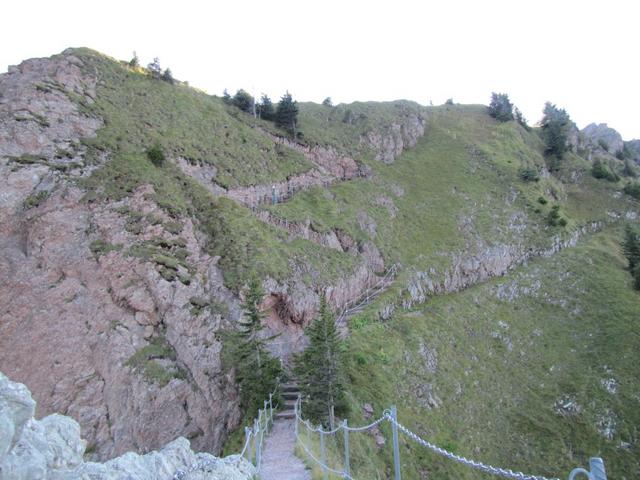 im zick zack, führt der Bergweg aufwärts