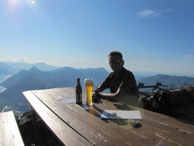 Franco geniesst bei einer gewaltigen Aussicht ein Bierchen