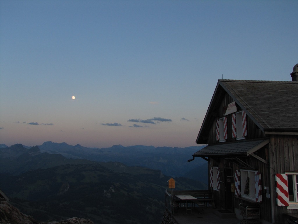 die Sonne ist untergegangen und der Mond ist erschienen