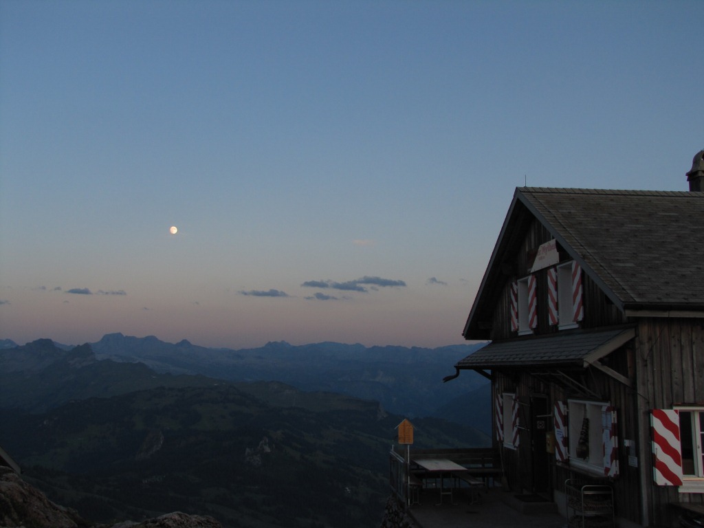 die Sonne ist untergegangen und der Mond ist erschienen