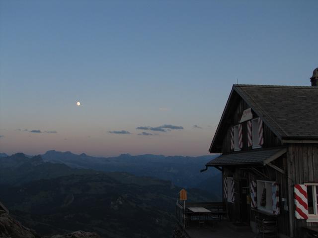 die Sonne ist untergegangen und der Mond ist erschienen