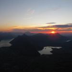 die Sonne geht hinter der Rigi unter