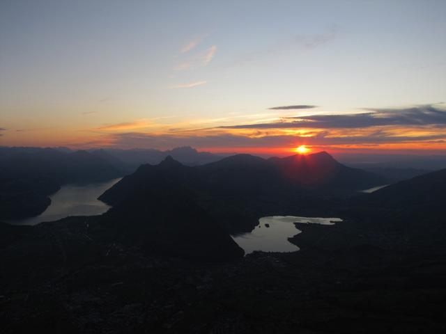 die Sonne geht hinter der Rigi unter