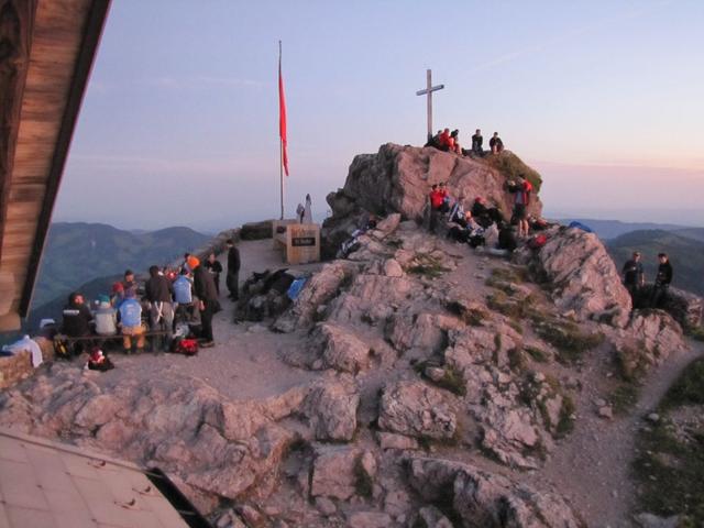 frühmorgens auf dem Grossen Mythen. Eine grosse Anzahl an Berggänger hat sich am Gipfel versammelt