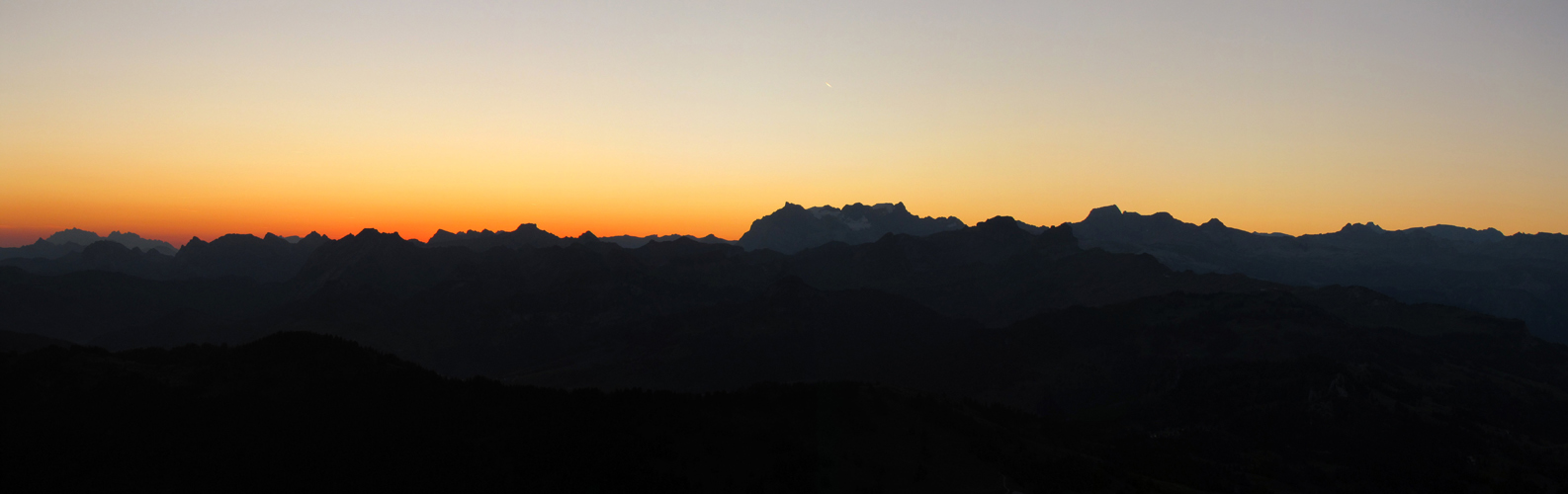 was für ein Breitbildfoto! vom Säntis zum Glärnisch und zum Bös Fulen, ja bis in die Urner Alpen glüht der Himmel