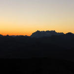 was für ein Breitbildfoto! vom Säntis zum Glärnisch und zum Bös Fulen, ja bis in die Urner Alpen glüht der Himmel