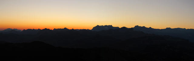 was für ein Breitbildfoto! vom Säntis zum Glärnisch und zum Bös Fulen, ja bis in die Urner Alpen glüht der Himmel