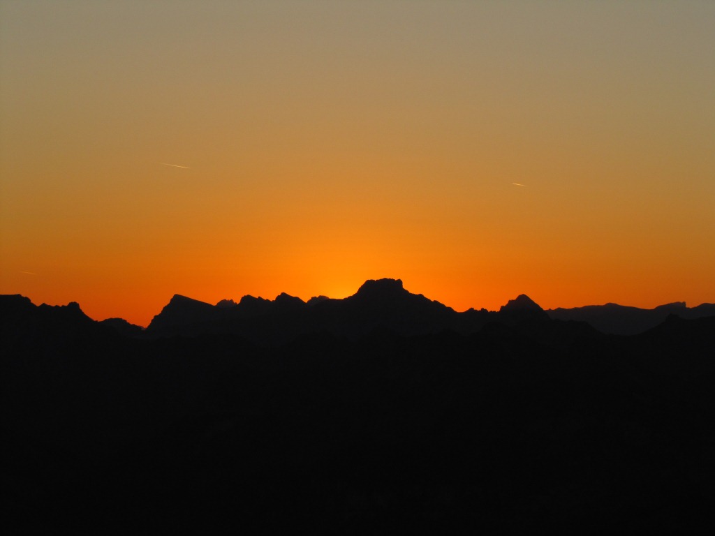 der Himmel ist so glühend rot, man hat das Gefühl, er brenne