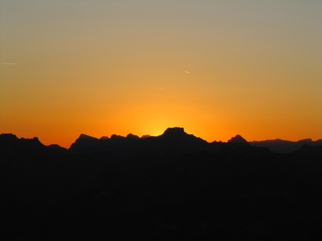 hinter dem Mutteristock wird die Sonne aufsteigen