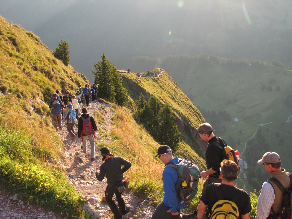 die vielen Berggänger verlassen den Grossen Mythen