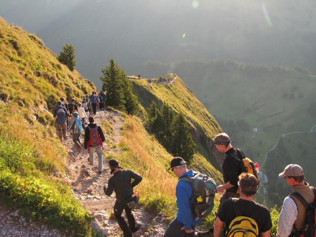 die vielen Berggänger verlassen den Grossen Mythen