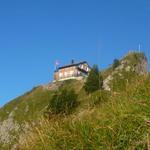 auch wir haben den Grossen Mythen verlassen. Blick zurück zur Berghütte