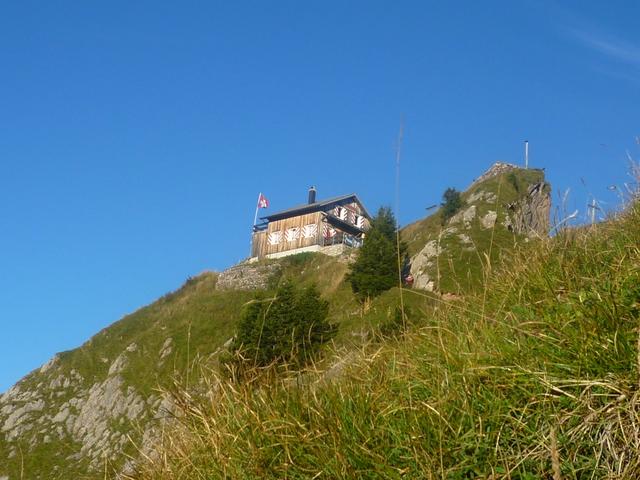 auch wir haben den Grossen Mythen verlassen. Blick zurück zur Berghütte