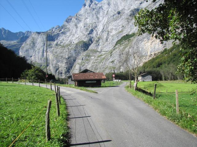 auf einer asphaltierten Strasse geht bei Vordertal Punkt 799 m.ü.M. rechts weiter