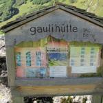 Infotafel der Gaulihütte. Sie hat offen und ist bewartet