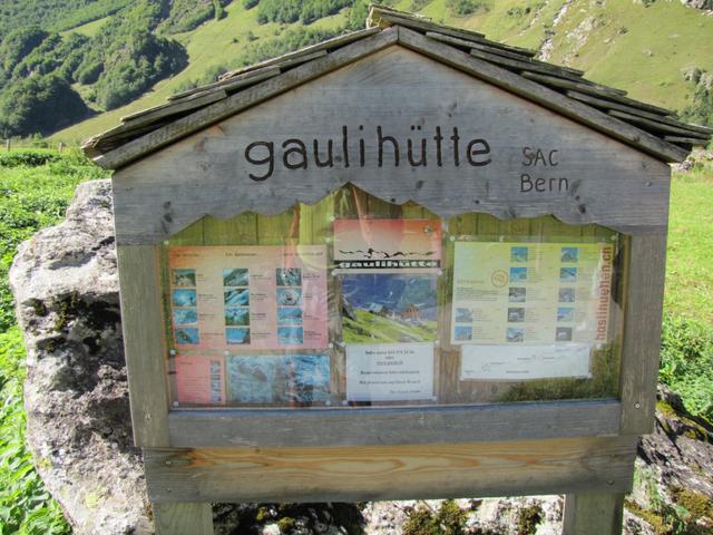 Infotafel der Gaulihütte. Sie hat offen und ist bewartet