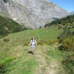 am Ende der Kiesstrasse beginnt endlich der Wanderweg