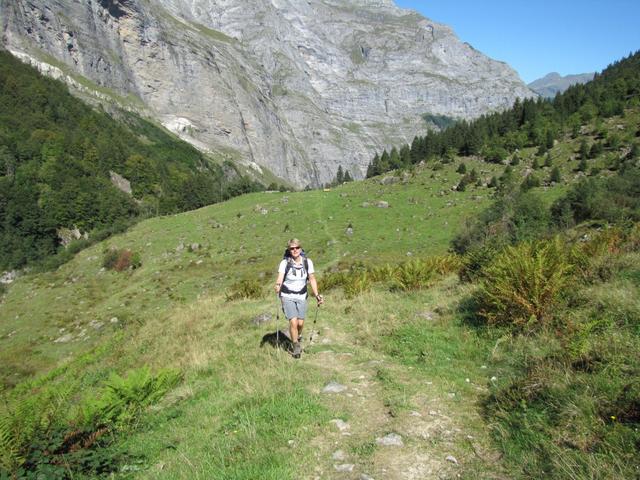 am Ende der Kiesstrasse beginnt endlich der Wanderweg