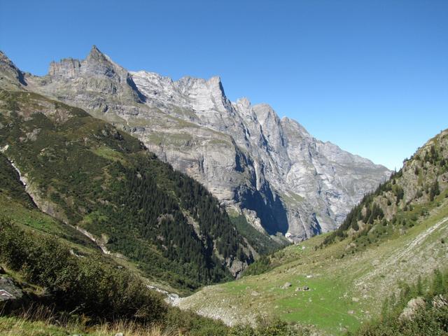 Blick zu den Engelshörner mit Gstellihorn und Grosses Engelshorn