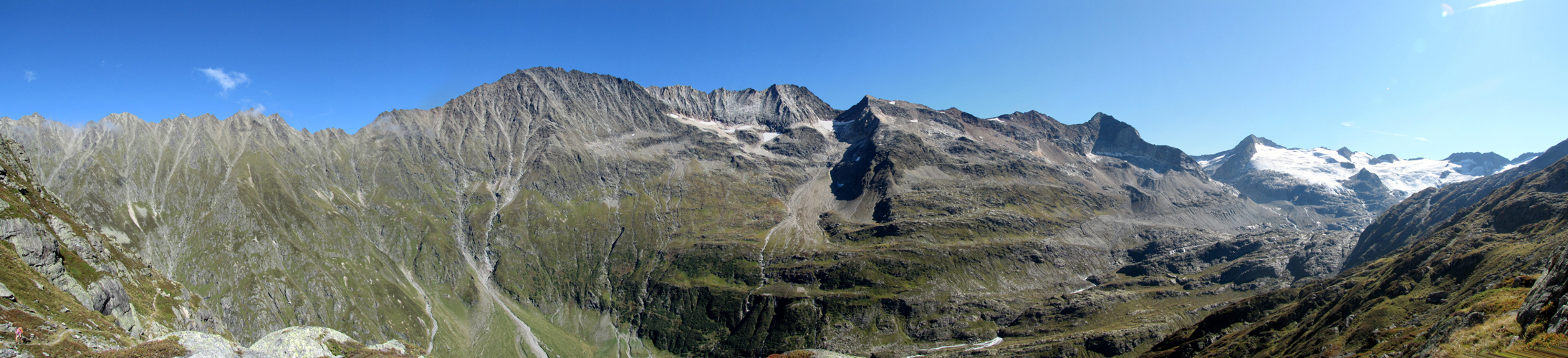 Breitbildfoto auf dem Weg zur Gaulihütte. Ganz rechts das Gebiet des Gauligletscher