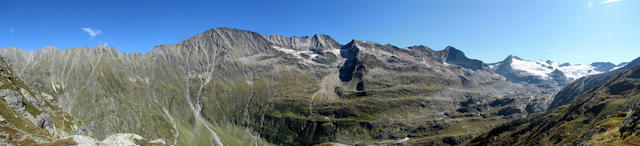 Breitbildfoto auf dem Weg zur Gaulihütte. Ganz rechts das Gebiet des Gauligletscher