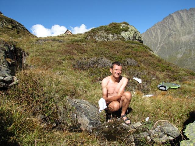 die Gaulihütte hat fast kein Wasser, darum wäscht sich Franco draussen beim Bach