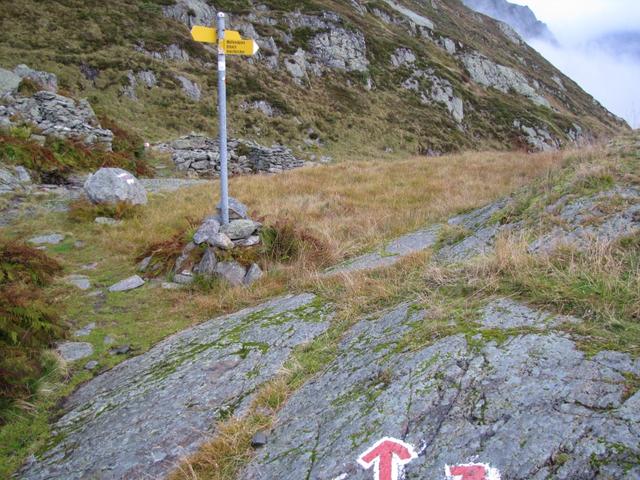 bei Punkt 2179 m.ü.M. nahmen wir den Wanderweg der rechts abbiegt und zum Mattenalpsee runter führt