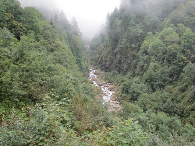 das Wetter ist zu schlecht. Ein Aufstieg zur Dossenhütte ist nicht zu denken