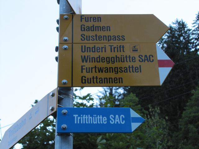 Wegweiser bei der Talstation der Triftbahn 1020 m.ü.M. Unser erstes Ziel Underi Trift