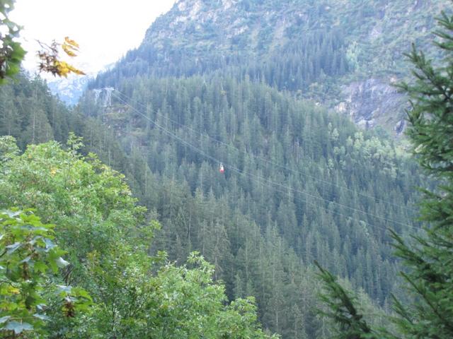 die Seilbahn hat sein Ziel schon fast erreicht