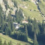 Blick über das Gadmertal zur Tällihütte mit Bergstation der Seilbahn