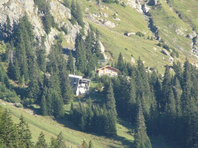 Blick über das Gadmertal zur Tällihütte mit Bergstation der Seilbahn