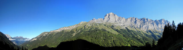 Breitbildfoto mit Engelhörner, Rosenlauital, Schwarzhorn, Tällistock und Gadmerflue