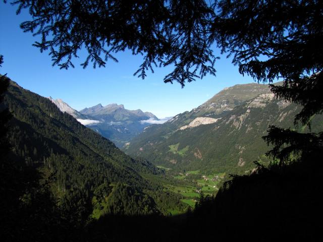 und immer wieder so schöne Aussichten. Hier zum Beispiel Richtung Engelhörner, Rosenlauital und Schwarzhorn