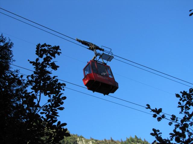 direkt über unsere Köpfe schwebt die Triftbahn nach Underi Trift
