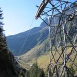 direkt neben dem Seilbahnmasten führt der Weg nach Underi Trift