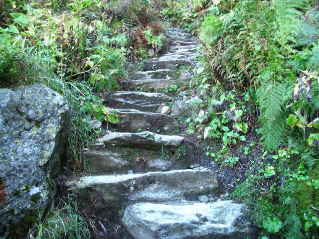 zum Teil über Steintreppen führt der Weg aufwärts...