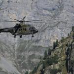 ein Super Puma der Schweizer Armee fliegt direkt neben uns vorbei