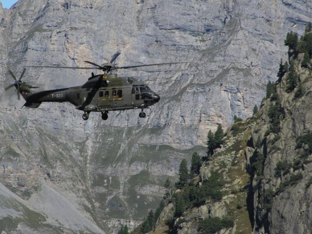 ein Super Puma der Schweizer Armee fliegt direkt neben uns vorbei