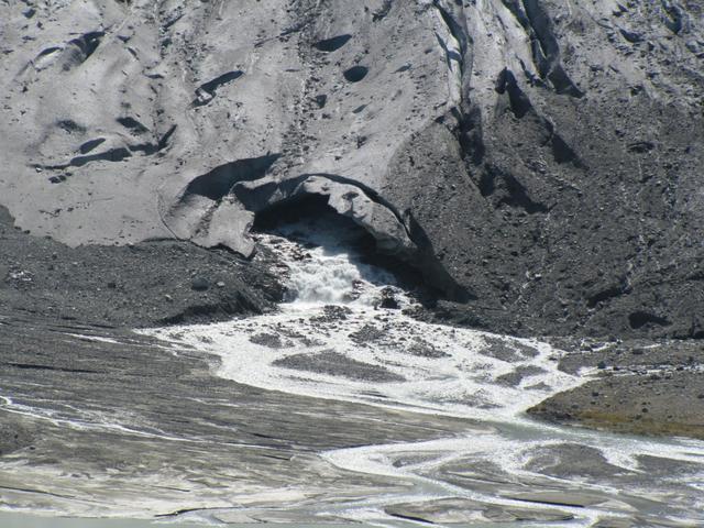 das riesige Gletschertor vom Triftgletscher