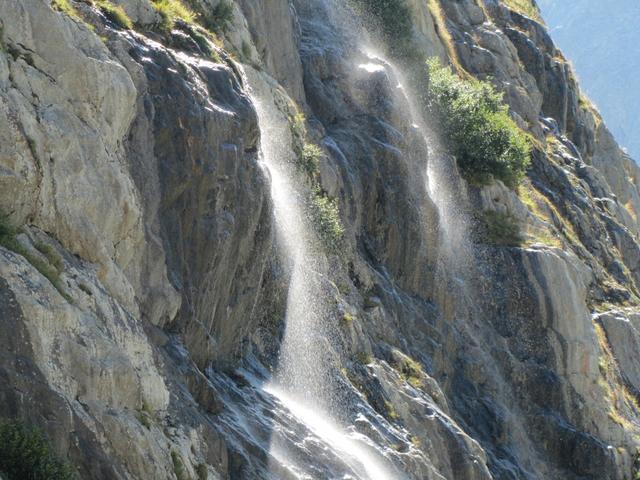 kleine Wasserfälle am Wegesrand