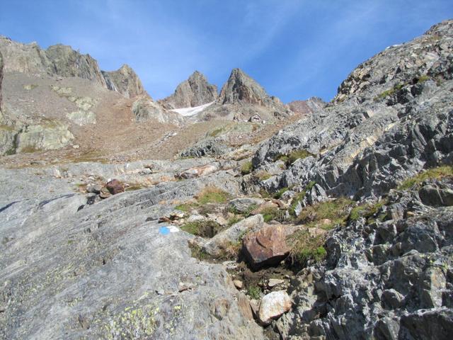 Blick hinauf zur Trifthütte die urplötzlich am Horizont aufgetaucht ist