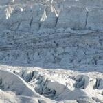 leider ist der Gletscher am schrumpfen. Ohne Schneedecke ist der Gletscher der Sonne gnadenlos ausgesetzt