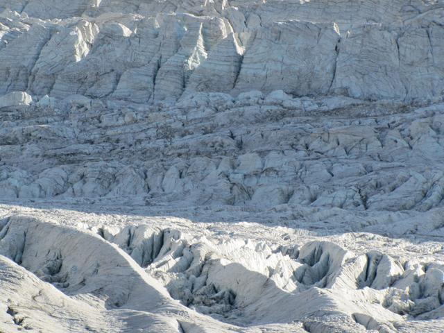 leider ist der Gletscher am schrumpfen. Ohne Schneedecke ist der Gletscher der Sonne gnadenlos ausgesetzt