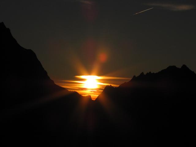 die Sonne geht genau beim Furtwangsattel unter