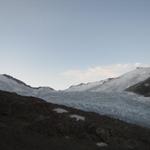 die Sonne zeigt sich noch nicht. Der Triftgletscher liegt noch im dunkeln