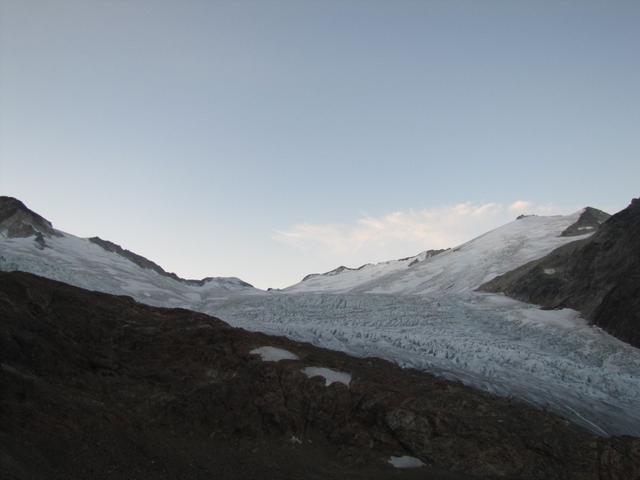 die Sonne zeigt sich noch nicht. Der Triftgletscher liegt noch im dunkeln