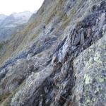 von oben fliesst Wasser über den felsigen Bergpfad. Kettensicherung vorhanden